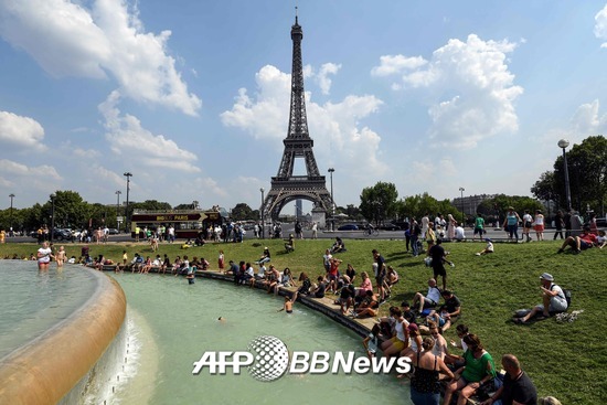 26일(현지시간) 프랑스 파리에서 시민들이 여유를 즐기고 있다. /AFPBBNews=뉴스1