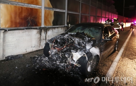  BMW 520d 승용차가 지난 7월 23일 오전 0시 10분쯤 인천시 남동구 서울외국순환고속도로 장수 IC 인근에서 불이났다. 불에 탄 차량의 모습.(부평소방서제공)/사진제공=뉴스1