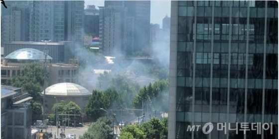 중국 SNS에서 올라온 26일 주중 미 대사관 부근 폭발 사고 당시 인근 사진.  