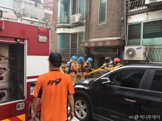 26일 오후 1시30분쯤 서울 방이동의 한 주택가에서 화재가 발생해 직접 출동해봤다. 다행히 인명 피해는 없었고 피해 규모도 크지 않았다. 화재를 진압하는 소방관들./사진=남형도 기자
