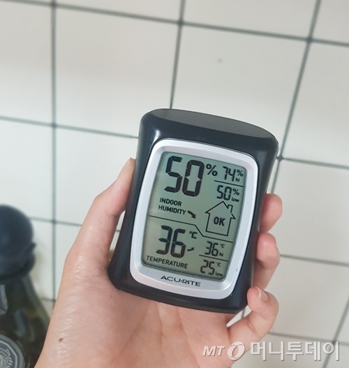 저녁 식사를 준비하려 물을 끓이자 실내온도가 금세 36도까지 올랐다./사진=박가영 인턴기자