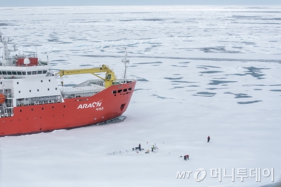북극 다산기지 연구원들이 해빙연구를 진행 중이다. 사진 속 배는 아라온호.