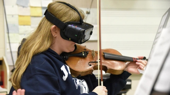 미숙아 망막병증을 앓고 있는 알리에나 젠슨(14)이 이리스비전 고글을 이용해 바이올린을 연주하는 모습. /사진=이리스비전 홈페이지.