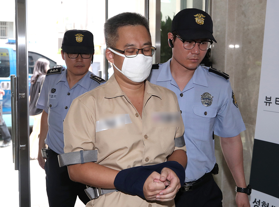  댓글조작 의혹 관련 혐의를 받고 있는 '드루킹' 김모씨가 28일 오후 서울 강남구 드루킹 특검 사무실로 소환되고 있다./사진=뉴스1