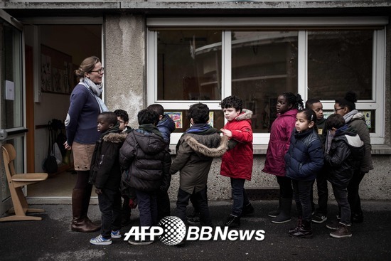프랑스 파리 외곽 방리유의 한 학교에서 학생들이 교사의 지도에 따라 줄서 있다. /AFPBBNews=뉴스1