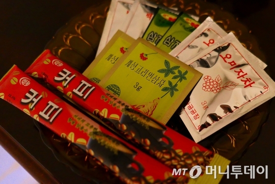 북한 호텔에서 판매중인 커피와 차. 국영공장 생산 제품으로 보인다. /사진=남북공동취재단