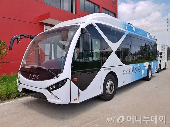 중국 루가오시에서 실증사업을 진행 중인 수소전기버스. 최대 34인승이며 최고속도 시속 69km, 출력 160kw의 성능을 가지고 있다./사진=장시복 기자