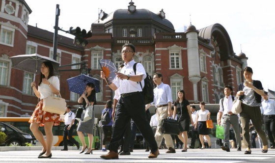 【도쿄=AP/뉴시스】폭염이 계속되는 일본에서 7월 20일 양산과 부채를 손에 든 시민들이 도쿄역 앞을 지나가고 있다.2018.7.26.    <저작권자ⓒ 공감언론 뉴시스통신사. 무단전재-재배포 금지.>