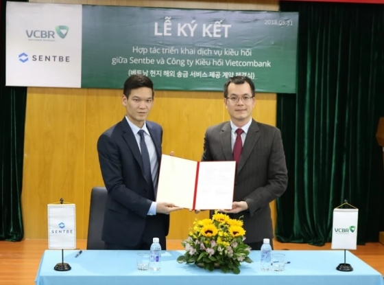 (왼쪽부터) 이재영 센트비 전략총괄이사(CSO)와  Trinh Hoai Nam VCBR(Vietcombank Remittance) 최고경영자(CEO)가 업무협약을 체결하며 기념촬영하고 있다./사진제공=센트비