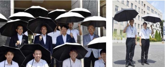 전북도청 공무원들이 양산을 쓰고 '양산 쓴 남자' 캠페인에 나섰다. /사진제공=전북도청 보도자료