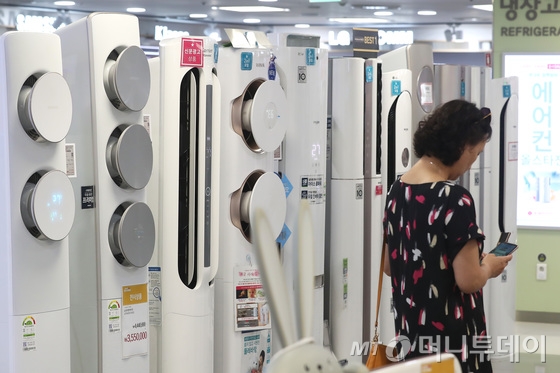 지난달 30일 서울의 한 대형 전자제품 판매점에서 고객이 에어컨을 살피고 있다. 가전업계는 올 여름 폭염이 이어지며 국내 에어컨 판매 대수기 역대 최고치인 260만대에 달할 것이라고 밝혔다. /사진=뉴스1