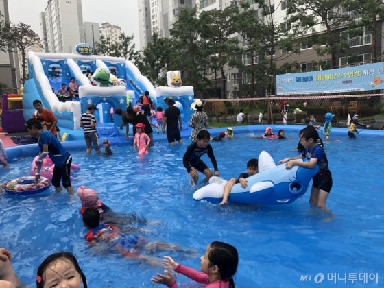 지난 7월 27일 동탄 행복마을 푸르지오 입주민들이 여름을 맞아 단지 안에서 진행된 물놀이 행사에서 수영을 즐기고 있다. /사진제공=대우건설