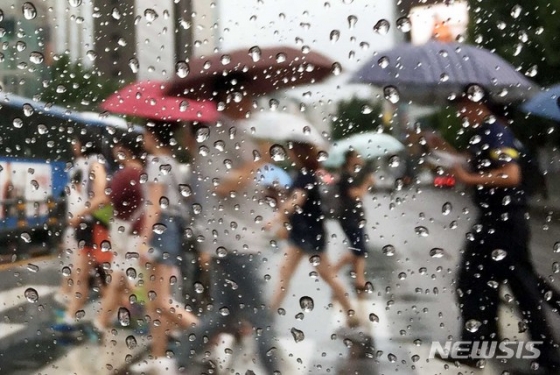 서울 종로구 광화문에서 우산을 쓴 시민들이 걷고 있다. /사진제공= 뉴시스