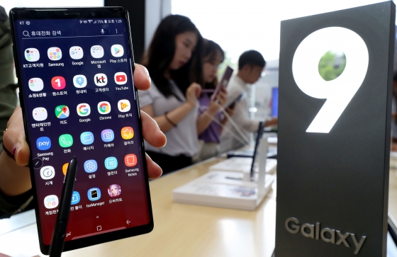 지난 10일 오후 서울 광화문 KT 올레스퀘어를 찾은 시민들이 삼성전자 스마트폰 '갤럭시노트9'을 체험하고 있다.
