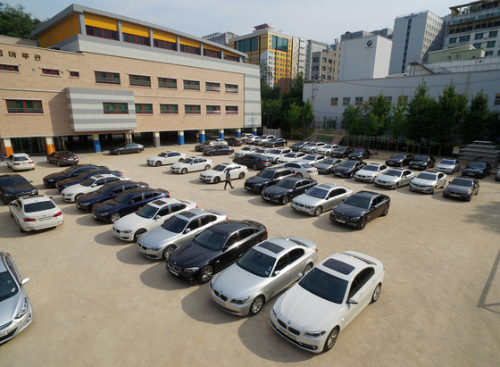 최근 잇단 화재사고로 논란이 되고 있는 BMW 리콜 차량에 대해 운행정지 명령이 내려진 14일 오후 서울 시내의 한 BMW 서비스센터 인근 초등학교 운동장에 리콜 점검을 받으려는 차량들이 주차돼 있다./사진=뉴스1