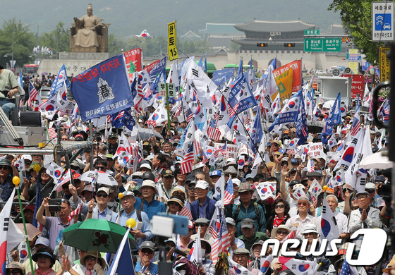 지난 6월6일 오후 서울 세종로 교보빌딩 앞에서 열린 자유민주주의 수호 국민대회에서 보수단체 회원들이 태극기를 흔들고 있다. /사진=뉴스1
