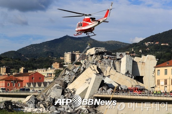 14일(현지시간) 오전 고속도로 교량이 붕괴된 이탈리아 제노바 A10 고속도로 현장에서 구조작업이 진행되고 있는 모습.  /AFPBBNews=뉴스1