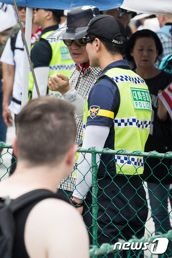 [사진]집회 참가자와 대화하는 대화경찰