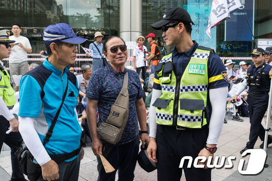 [사진]서울경찰, 집회 현장서 시민의 소리 듣는 대화경찰관제 운영