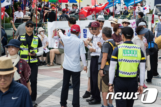 [사진]집회 현장 순찰하는 대화경찰들