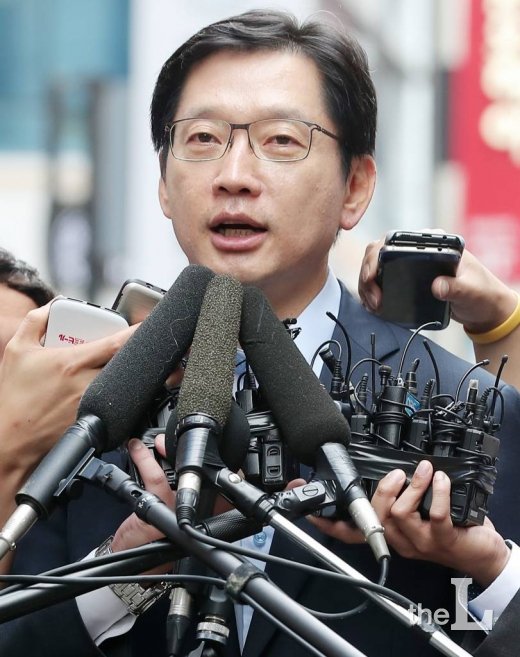 드루킹 댓글 조작을 공모한 혐의를 받고 있는 김경수 경남도지사가 9일 오전 서울 서초구 특검 사무실에 재소환 되고 있다.