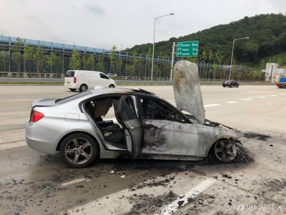 9일 오전 8시50분쯤 제2경인고속도로 인천방향 안양과천TG 인근을 지나던 BMW 320d 차량에서 화재가 발생했다. 사진은 화재가 발생한 BMW 320d. /사진제공=BMW 운전자