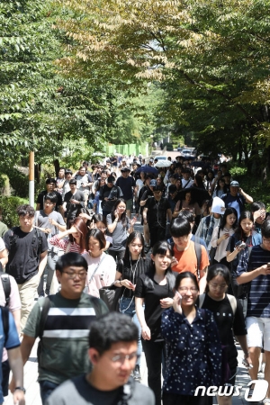 18일 오후 서울 송파구 잠신고등학교에서 국가공무원 7급 공채 필기시험을 마친 응시생들이 고사장을 빠져나오고 있다.  /사진=뉴스1