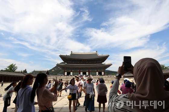  18일 서울 종로구 경복궁 위로 펼쳐진 하늘이 파랗게 개어 있다. /사진=뉴스1