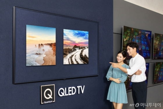 삼성전자 모델들이 삼성 디지털프라자 용인구성점의 새롭게 단장한 QLED TV 존에서 삼성 QLED TV를 감상하고 있다/사진제공=삼성전자