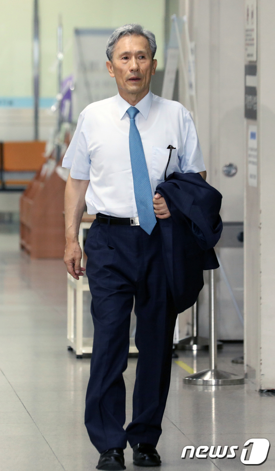 [사진]법정으로 향하는 김관진 전 장관