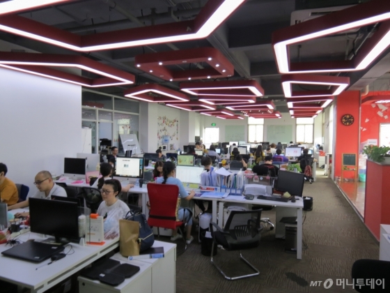 중국 상하이에 위치한 화동미디어 본사에서 직원들이 업무를 보고 있다/사진=진상현 베이징 특파원