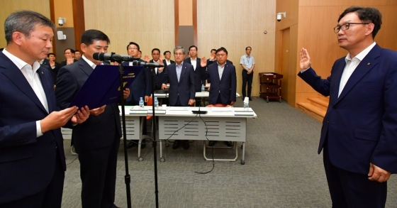 이대훈 농협은행장(오른쪽)을 비롯한 농협은행 임직원들이 20일 서울시 중구 통일로 본점 대회의실에서 '영업활동 윤리이행'을 선언하고 있다. / 사진제공=농협은행
