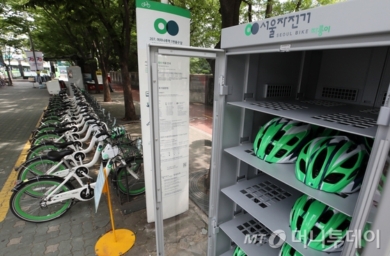 서울도 따릉이 대여소에 비치된 자전거 안전모가 배치돼 있는 모습./사진=뉴스1 DB