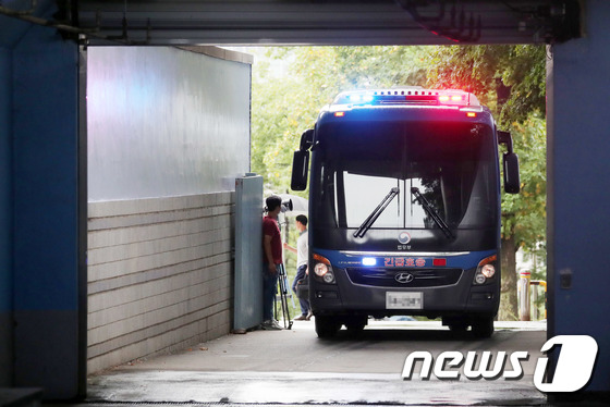 [사진]박근혜 전 대통령 선고 '징역 25년, 벌금 200억원'
