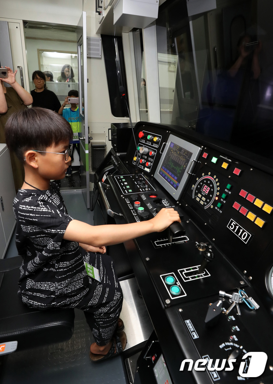 [사진]지하철 모의 운전 연습기 체험하는 어린이