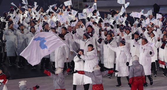 지난 2월 평창동계올림픽 개막식에서 남과 북 선수들이 한반도기를 흔들며 공동 입장하고 있다. /사진=뉴스1