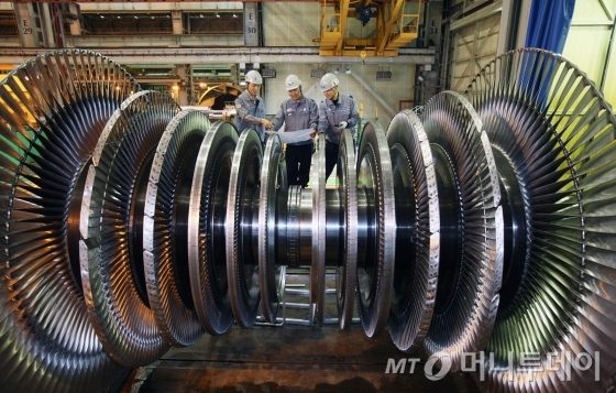 경남 창원에 위치한 두산중공업 터빈공장에서 엔지니어들이 각종 발전기에 탑재되는 터빈 로터를 검사하고 있다./사진=두산중공업