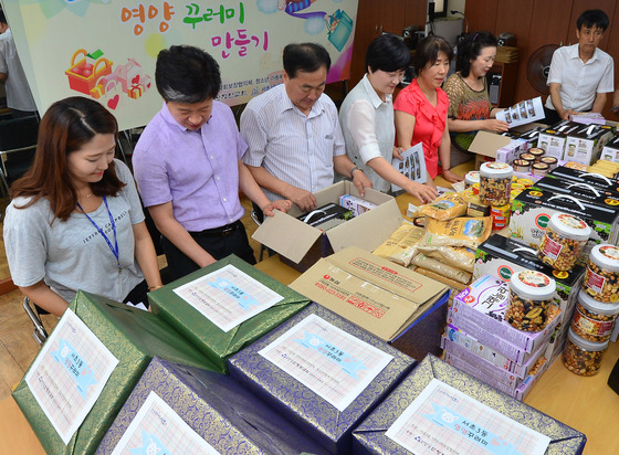  29일 오후 서울 서초구 서초3동 주민센터에서 이 지역 주민들로 구성된 자원봉사자들이 저소득 결식아동을 위한 '건강한 여름나기 영양꾸러미'를 만들고 있다. /사진=뉴스1