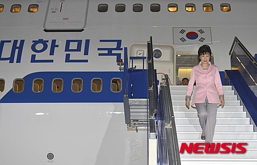 2015년 4월18일(현지시간), 박근혜 전 대통령이 페루 리마 공군 제2비행단 비행장에 도착하고 있다./사진=뉴시스