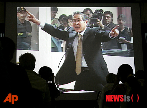 사진은 2007년 12월10일 후지모리 전 대통령이 재판정에서 흥분해 인권침해 및 권력남용 혐의를 부인하는 장면이 TV로 중계되고 있는 모습./사진=뉴시스