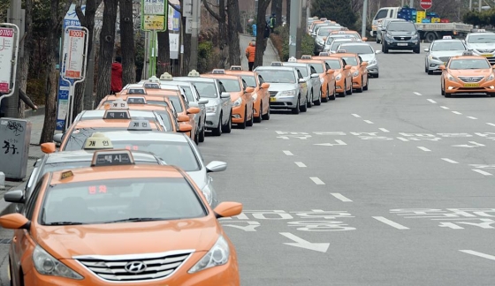 서울역 근처에서 택시들이 탑승객을 기다리며 길게 줄지어 서 있다. / 사진=뉴시스