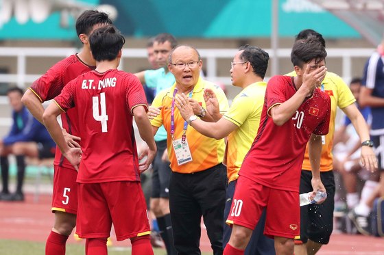 지난 1일 오후 인도네시아 보고르 파칸사리 스타디움에서 열린 2018 자카르타·팔렘방 아시안게임 U-23 남자축구 3~4위전 베트남과 아랍에미리트의 경기에서 베트남 박항서 감독이 작전 지시를 하고 있다. 이날 베트남은 아랍에미리트와 경기에서 1-1로 비긴뒤 승부차기에서 3-4로 패했다./사진=뉴스1