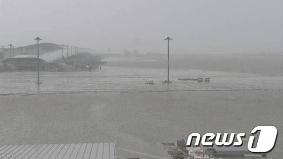 제21호 태풍 '제비'의 영향으로 활주로가 침수된 일본 오사카의 간사이 국제공항. 일본 국토교통성은 4일 오후 3시를 기해 공항을 폐쇄했다. /사진=NHK 캡쳐