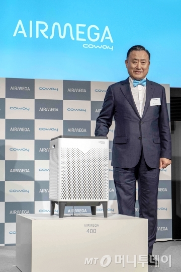 이해선 코웨이 대표이사가 지난 4일 일본 도쿄에서 공기청정기 ‘에어메가(AIRMEGA)’ 브랜드 론칭 행사를 개최, 에어메가를 소개하고 있다./사진제공=코웨이