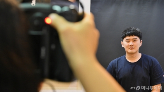 20대 취준생의 영정사진을 찍고 있는 홍산 작가. /사진= 이상봉 기자 