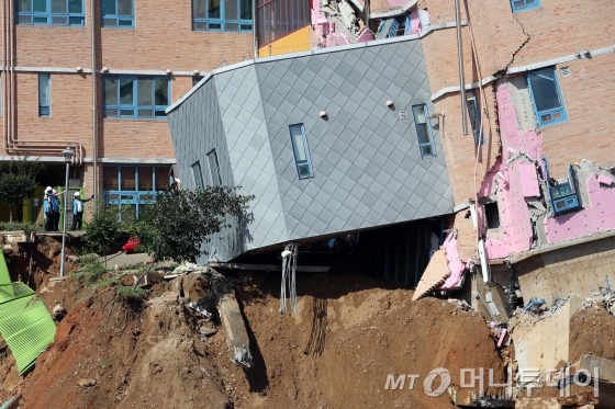 7일 오전 동작구 다세대주택 공사장의 흙막이가 무너져 근처에 있는 서울상도유치원 건물이 기울어져 위태롭게 서 있다. /사진=이기범 기자 leekb@mt.co.kr