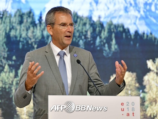 하트비히 뢰거 오스트리아 외무장관이 8일(현지시간) 수도 빈에서 기자회견을 열고 이날 종료된 유럽연합(EU) 재무장관 회의의 내용을 발표하고 있다. /AFPBBNews=뉴스1