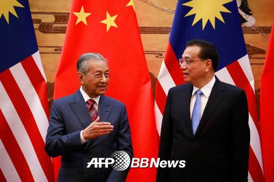 지난달 20일 중국 베이징을 방문한 마하티르 모하마드 말레이시아 총리(왼쪽)이 중국 리커창 총리와 대화를 나누고 있는 모습. /AFPBBNews=뉴스1