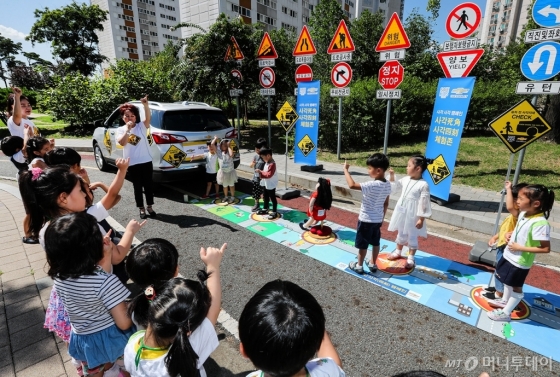 한국GM과 세이프키즈코리아가 12일, 인천 ‘부평꿈나무교통나라’에서 유치원생 등 70명을 대상으로 어린이 교통사고 예방을 위한 교통안전 체험교실을 열었다. /사진제공=한국GM