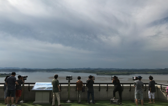 경기도 파주시 오두산 전망대에서 관람객들이 망원경을 이용해 북쪽을 바라보고 있다. /사진=뉴스1